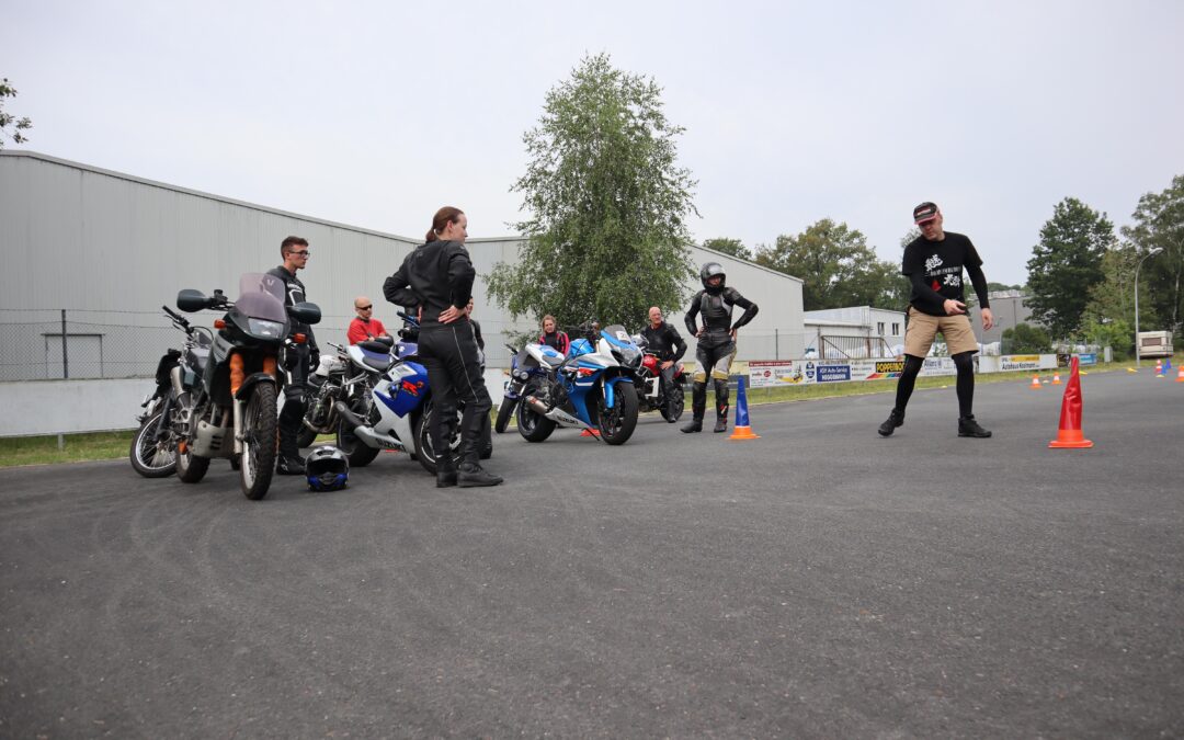 MotoGymkhana Training des Moto Gymkhana Deutschland e.V., Motorrad-Training, Sicherheitstraining, Motorrad, Huetchenspiel und mehr.